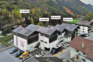 Représentation de l’école de Vissoie avec les panneaux solaires de la coopérative (noms fictifs).